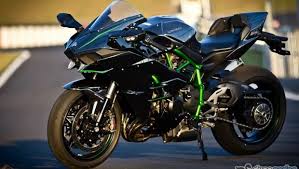 moto h2r azul em uma estrada asfaltada