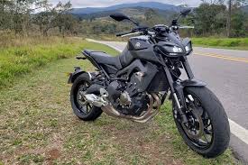 moto mt-09 cinza em uma estrada de terra