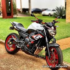 moto xj6 preta em uma estrada asfaltada